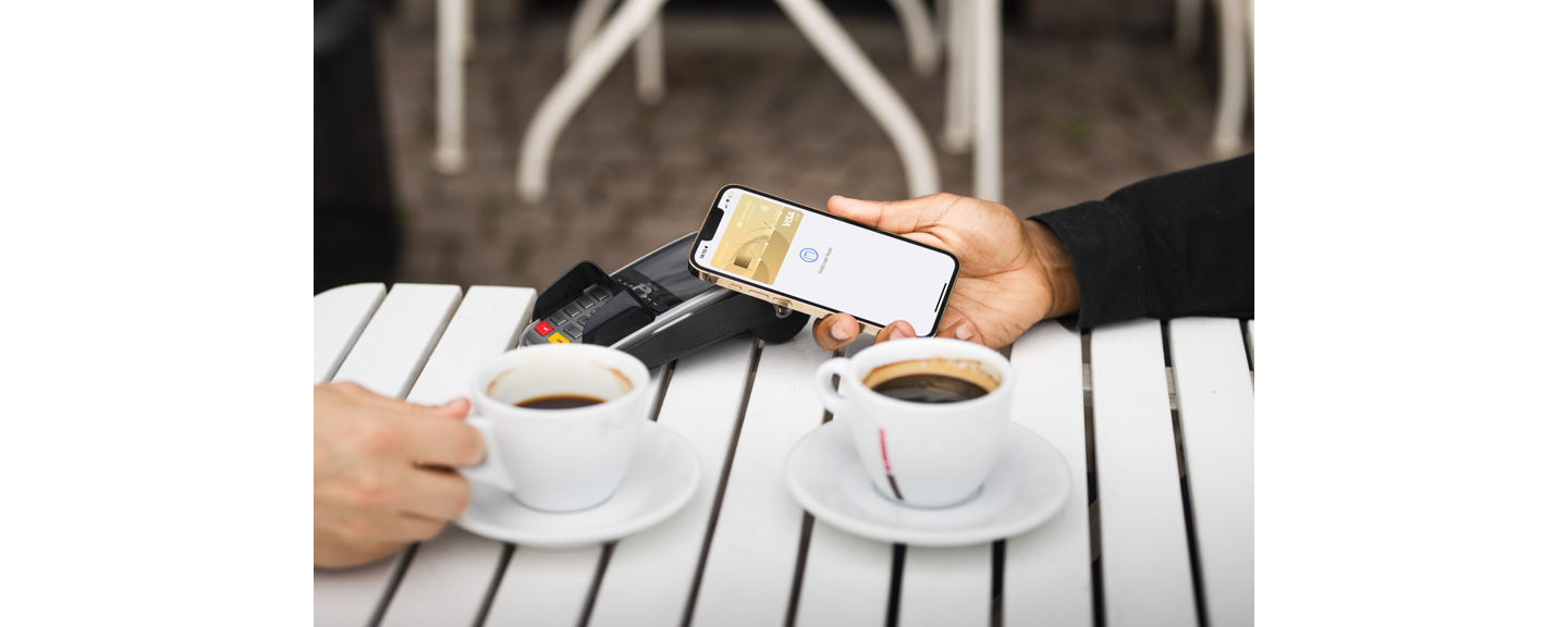 Apple Pay payment at a café