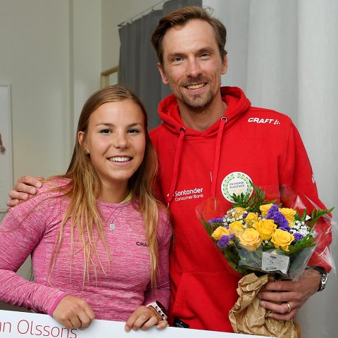 Johanna Hagström tar emot pris av Johan Olsson